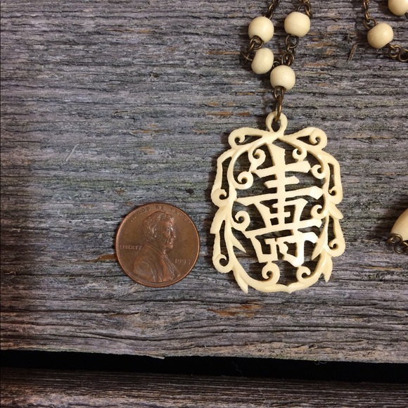 Vintage Chinese hand carved bone pendant necklace - Picture 5 of 8